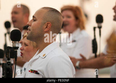 NATIONAL HARBOR, Md (Sept. 10, 2015) Musiker 1. Klasse Dennys Moura, Gaithersburg, MD., singt mit der United States Navy Band Sea Chanters bei einem Open-Air-Konzert. Die Sea Chanters gegenwärtige öffentliche Konzerte während des ganzen Jahres. Stockfoto