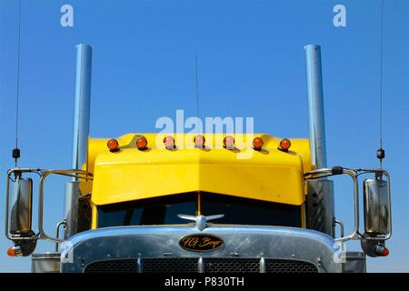 Cumberland County, PA, USA - Juli 2, 2018: eine helle gelbe semi-LKW-Kabine mit Lichter im Dach ist in einem beliebten Truck Stop in zentralen Pennsylvania geparkt. Stockfoto