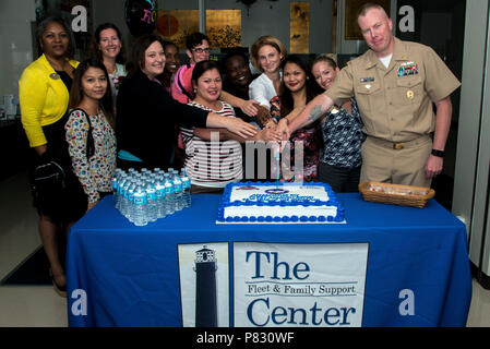 NAVAL AIR FACILITY ATSUGI, Japan (Sept. 14, 2016) - Naval Air Facility (NAF) Atsugi Befehl älterer Soldat Führer Chief Master-at-Arms Daniel Brooks und Ombudsleute aus NAF Atsugi posieren für ein Foto für die Bürgerbeauftragten Anerkennung Tag der Installation Flotte und Family Support Center. Bürgerbeauftragten Anerkennung Tag ist fleetwide Dank an diejenigen, die unermüdlich daran arbeiten, der die Bereitschaft der Befehle und das Leben der Seeleute und Marine Familien zu verbessern geben. Stockfoto