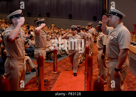 YOKOSUKA, Japan (September 16, 2016) - Flotte Aktivitäten (FLEACT) Yokosuka neueste Chief Petty Officers (CPO) Spaziergang durch die zeremoniellen Seite Jungen während des CPO pinning Zeremonie an der Basis Flotte Theater statt. FLEACT Yokosuka und sieben andere Befehle festgesteckt Anker auf 42 neue CPOs. FLEACT Yokosuka bietet, wartet und betreibt base Einrichtungen und Dienstleistungen zur Unterstützung der Siebten Flotte vorwärts - bereitgestellt Seestreitkräfte, 83 Mieter Befehle, und 24.000 militärisches und ziviles Personal. Stockfoto