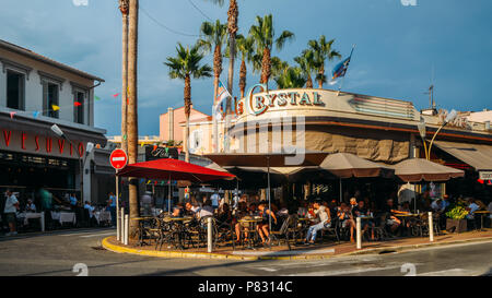 Juan-les-Pins, Frankreich - Juli 7, 2018: belebten Fußgängerzone mit Bars und Restaurants im Zentrum von Juan-les-Pins, Cote d'Azur, Frankreich Stockfoto