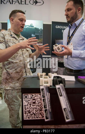 QUANTICO, Virginia (Sept. 28, 2016) Marine Sgt. Stephen Cook, ein Legal service Spezialist mit Sitz Marine Corps, Judge Advocate Division, und Amateur Hobby 3-D-Drucker, und Jonathan Hopkins, ein Mitglied der Additive Manufacturing Tiger Team und Mitarbeiter der Naval Surface Warfare Center, Carderock Division, diskutieren 3D-gedruckten Teile an der Modernen Marine Expo in der Marine Corps Base Quantico, Virginia Naval Sea Systems Command, Naval Aviation Systems Command, Marine Corps Systems Command, das Marine Corps Warfighting Laboratory, und Marine Corps Headquarters, Anlagen und Logistik Departm Stockfoto