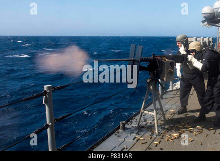 Pazifik (Okt. 2010) 2, 2016) - Petty Officer 3rd Class Austin Schnee und Seemann Lukas Lopez-Yolius Feuer ein M2HB .50 cal auf eine hohe Geschwindigkeit manövrieren Oberfläche Ziel von der USS Princeton (CG59) während einer Übung im südlichen Kalifornien. 13 Kriegsführung Taktiken Ausbilder sind unterwegs mit USS Nimitz Carrier Strike Group führender der Oberfläche Kriegsführung Advanced Tactical Training (SWATT). SWATT ist eine dreiwöchige Übung zu taktisch Kreuzer und Zerstörer für Carrier strike Group Integration vorzubereiten. Naval Oberfläche und Mine Warfighting Entwicklungszentrum eröffnet Juni 9, 2015, Nava Stockfoto