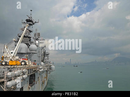 Hongkong (Okt. 02, 2016) Die Amphibious Assault ship USS BONHOMME RICHARD (LHD 6) verlässt den Hafen von Hong Kong nach einem geplanten Hafen besuchen. Bonhomme Richard Expeditionary Strike Group, mit Eingeschifft 31 MEU, wurde in Hong Kong der reichen Kultur und Geschichte als Teil ihrer mehrjährigen Erfahrung - Monat Patrouille in der Region. Stockfoto