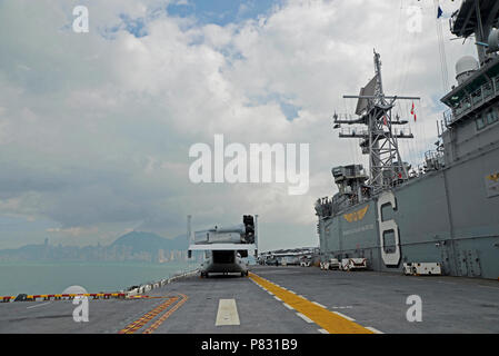 Hongkong (Okt. 02, 2016) Die Amphibious Assault ship USS BONHOMME RICHARD (LHD 6) verlässt den Hafen von Hong Kong nach einem geplanten Hafen besuchen. Bonhomme Richard Expeditionary Strike Group, mit Eingeschifft 31 MEU, wurde in Hong Kong der reichen Kultur und Geschichte als Teil ihrer mehrjährigen Erfahrung - Monat Patrouille in der Region. Stockfoto