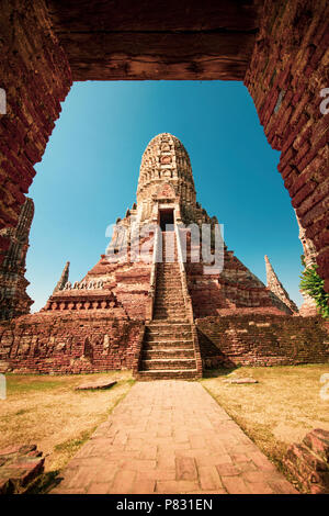 (Selektive Fokus) Tolle Aussicht von einem Stein Tür der Wat Watthanaram Komplex in Ayutthaya, Thailand. Stockfoto