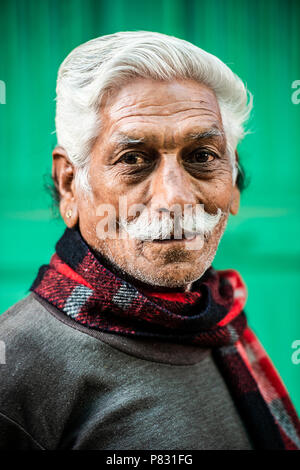 JODHPUR, Rajasthan - Indien - 12. Dezember 2017. Porträt eines lächelnden Rajasthani alter Mann mit weißem Schnurrbart und weißes Haar. Jodhpur, Rajasthan, Indi Stockfoto