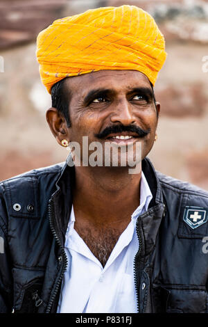 JODHPUR, Rajasthan - Indien - 12. Dezember 2017. Porträt eines lächelnden schönen Rajasthani Mann mit Schnurrbart und einem gelben traditionellen Turban. Jodhpur, Stockfoto