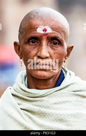 VARANASI - Indien - 13. Januar 2018. Portrait einer traurig und rasierte alte Mann zu Fuß auf der Ghat in Varanasi auch Benares, Indien. Stockfoto