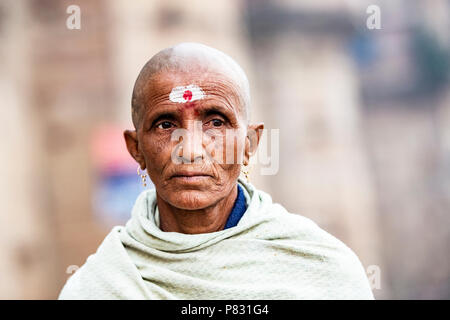 VARANASI - Indien - 13. Januar 2018. Portrait einer traurig und rasierte alte Mann zu Fuß auf der Ghat in Varanasi auch Benares, Indien. Stockfoto