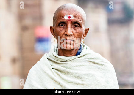 VARANASI - Indien - 13. Januar 2018. Portrait einer traurig und rasierte alte Mann zu Fuß auf der Ghat in Varanasi auch Benares, Indien. Stockfoto