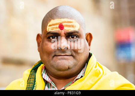 VARANASI - Indien - 13. Januar 2018. Porträt von einem Rasierten Mann zu Fuß auf der Ghat in Varanasi auch Benares, Indien. Stockfoto