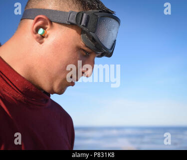 Pazifik (Okt. 2010) 9, 2016) Seaman Dakota Montoya steht auf dem Flight Deck des Flugzeugträgers USS Nimitz (CVN 68) Nach einer Gegenmaßnahme Wash Down. Der Nimitz ist unterwegs die Durchführung Meer Studien als Teil der Abschluss eines 20-monatigen Erweiterte geplante schrittweise Verfügbarkeit. Nachdem Nimitz vervollständigt Meer Versuche, das Schiff wird eine Ausbildung und Qualifizierung Zyklus in der Vorbereitung für eine bevorstehende 2017 Bereitstellung zu beginnen. Stockfoto