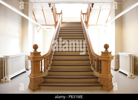 Hell beleuchteten Raum mit einer schönen hölzernen Treppe bis Stockfoto