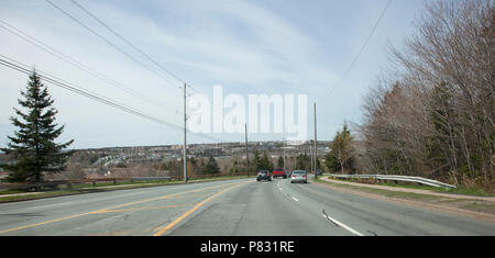 Mai 12, 2018 - Dartmouth, Nova Scotia: Autos fahren auf der Ecke des Breakhart Hill, eine liebevolle Bezeichnung für den steilen Abschnitt von Cole Harbour Drive Stockfoto