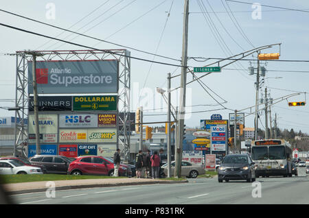 Mai 12, 2018 - Dartmouth, Nova Scotia: Der belebten Kreuzung der Portland Street und Eisener, mit Geschäften und Restaurants Stockfoto