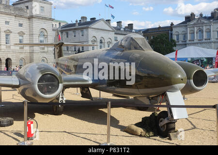 Vorderansicht eines Gloster Meteor F 4 Jet an der RAF 100 Flugzeuge Tour an Horse Guards in London im Juli 2018 Stockfoto