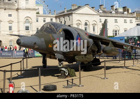 Vorderansicht eines Harrier GR3 fast Jet an der RAF 100 Flugzeuge Tour an Horse Guards in London im Juli 2018 Stockfoto