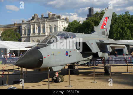 Vorderansicht eines Tornado GR4 Schnelle Jet an der RAF 100 Flugzeuge Tour an Horse Guards in London im Juli 2018 Stockfoto