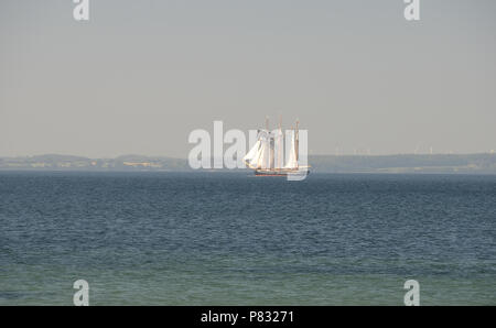 Alte 3 Dreimaster mit Segel gesetzt, in der Entfernung auf dem Meer gesehen. Stockfoto