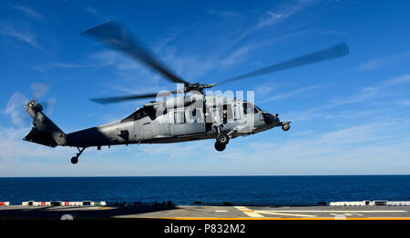 Atlantik (Nov. 8, 2016) - einem MH-60 Seahawk, angeschlossen an Hubschrauber Meer Combat Squadron 28 (HSC-28), bereitet sich auf die Landung auf dem Flugdeck der Amphibisches Schiff USS Iwo Jima (LHD7). Iwo Jima ist Dampf in Richtung NEW YORK zur Unterstützung der Veteran's Day feiern. Stockfoto