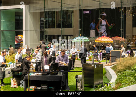 St Helen's Piazza, London. Mitarbeiter im Büro und Touristen verbringen ihre Mittagspause im Sommer Sonnenschein, plaudern, Relaxen, Essen und Trinken Stockfoto