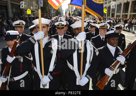 YORK (Nov. 11, 2016) Segler aus Marine-einziehende Bezirk New York bis Marching 5th Avenue bei America's Parade, die größte Feier des Veterans Day. Mehr als eine halbe Million Zuschauer entlang der Paradestrecke ihre Unterstützung für die Veteranen zu zeigen. Stockfoto