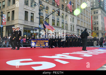 NEW YORK (Nov. 11, 2016) Marine-Einziehende Bezirk New York Bestehen der Überprüfung stand auf der 5th Avenue in America's Parade, die größte Feier des Veterans Day. Mehr als eine halbe Million Zuschauer entlang der Paradestrecke ihre Unterstützung für die Veteranen zu zeigen. Stockfoto