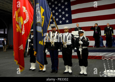 NEW YORK (Nov. 13, 2016) - Die zeremoniellen Color Guard der Amphibisches Schiff USS Iwo Jima (LHD 7) Paraden die Farben bei einem Empfang Zeremonie an Bord Iwo Jima. Das Schiff kam vor kurzem von der humanitären Hilfe, Mission in Haiti in der Nachmahd des Hurrikans Matthew Stockfoto