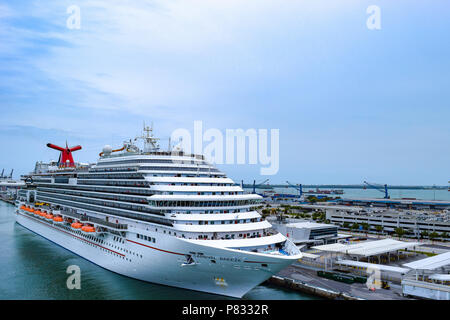 Miami, Florida - 29. März 2014: Carnival Breeze Kreuzfahrt Schiff angedockt im Hafen von Miami. Stockfoto