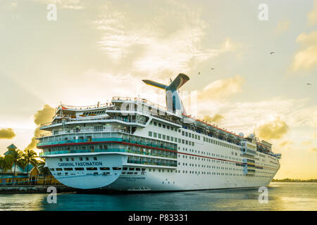 Nassau, Bahamas - 02. Dezember 2015: Carnival Fascination Kreuzfahrtschiff in Nassau Hafen angedockt. Stockfoto