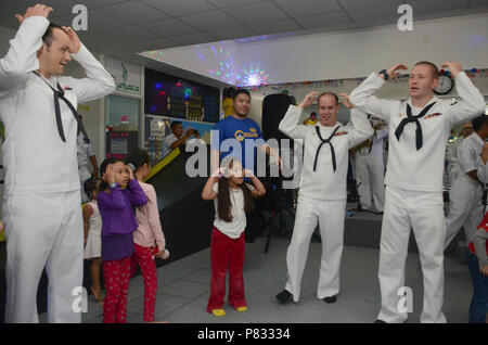 BRUNEI (Nov. 16, 2016) Mitglieder aus der US-Navy 7. Flotte Band, Orient Express, spielen mit der Schule Kinder auf intelligentere Education Center während der Zusammenarbeit flott Bereitschaft und Weiterbildung (Karat) Brunei 2016, Nov. 16. CARAT ist eine Reihe von jährlichen maritime Übungen zwischen der US Navy, US Marine Corps und der bewaffneten Kräfte der neun Partner Nationen Bangladesch, Brunei, Kambodscha, Indonesien, Malaysia, den Philippinen, Singapur, Thailand, und Timor-Leste. Stockfoto