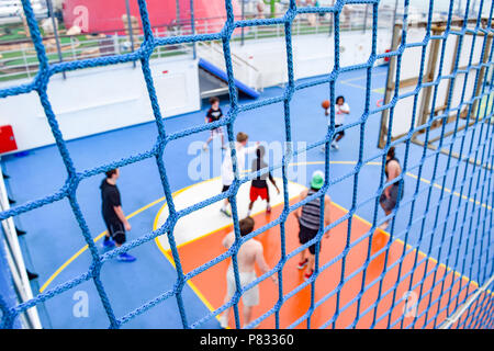 Miami, Florida - 29. März 2014: Verrechnung um Basketballplatz und ein Spiel in der Sitzung, an Bord der Carnival Liberty Kreuzfahrt Stockfoto