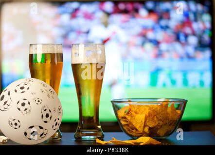 Biergläser und Chips vor dem Fernseher beobachten Fußball-WM zu Hause - Fußballfans Stockfoto