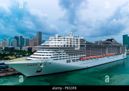 Miami, Florida - 29. März 2014: MSC Divina Kreuzfahrtschiff in Miami, Florida angedockt. Stockfoto