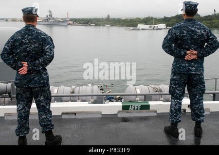 Pazifik (31. 8, 2016) Segler Mann die Schienen als USS John C Stennis (CVN 74) Ansätze der USS Arizona Memorial nach angelaufen von Joint Base Pearl Harbor-Hickam. John C Stennis ist unterwegs Routine Ausbildung nach der Nationalen Pearl Harbor Erinnerung Tag der Ereignisse in Hawaii teilnehmen zu führen. Stockfoto