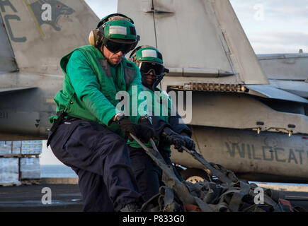 Mittelmeer (31. 9, 2016) Petty Officer 3rd Class Matthew Montgomery, von Oklahoma City, Links, und Petty Officer 2nd class Natoya Osagie, von Jacksonville, Fla., ziehen Sie die Netze auf den Flight Deck des Flugzeugträgers USS Dwight D. Eisenhower (CVN 69) (IKE) während einer Auffüllung-auf-See mit dem schnellen Combat support ship USNS Arktis (T-AOE8). Ike, die derzeit als Teil der Eisenhower Carrier Strike Group bereitgestellt wird, wird mit der Durchführung von naval Operations in den USA 6 Flotte Bereich der Maßnahmen zur Unterstützung der US-amerikanischen nationalen Sicherheitsinteressen in Europa. Stockfoto