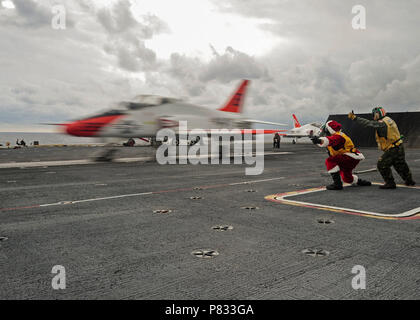 Atlantik (31. 10, 2016) Santa Claus gibt das Signal ein T-45C Goshawk vom Training Air Wing Zwei (TRAWING) 2 zu starten auf dem Flugdeck der Flugzeugträger USS George Washington (CVN 73). George Washington, homeported in Norfolk unterwegs ist die Durchführung von Carrier Qualifikationen in den Atlantischen Ozean. Stockfoto