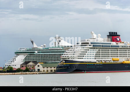 Falmouth, Jamaika - 03. Juni 2015: Disney Fantasy und Royal Caribbean Unabhängigkeit der Meere Kreuzfahrtschiffe angedockt Nebeneinander im Falmouth Kreuzfahrt Stockfoto