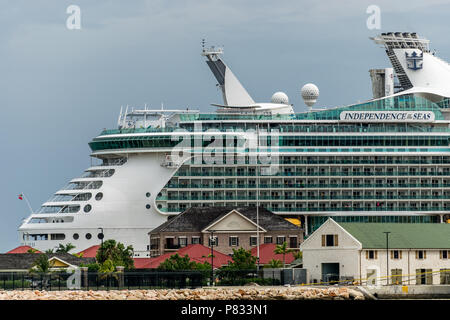 Falmouth, Jamaika - 03. Juni 2015: Royal Caribbean Unabhängigkeit der Meere Kreuzfahrtschiff der Falmouth Cruise Port in Jamaika angedockt. Stockfoto