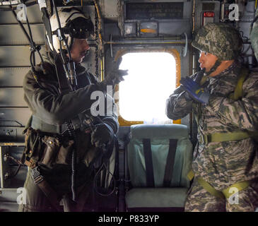 POHANG, Republik Korea (Jan. 18, 2017) US-Matrosen zu Hubschrauber meine Gegenmaßnahmen Squadron 14 (HM-14) und der Republik Korea Marines das 21 Airborne Bataillon angebracht, eine Teilnahme am Fallschirm Bohrer in Pohang. HM-14, dem Weltberühmten 'Avantgarde, pflegen einen weltweiten 72-Stunden in der Luft meine Gegenmaßnahmen (AMCM) Schnelle Bereitstellung Haltung, zwei Flugzeuge vorwärts - bereitgestellt AMCM und vertikale onboard Lieferfähigkeit in der 7.Flotte Verantwortungsbereich. Stockfoto