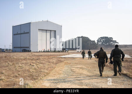 POHANG, Republik Korea (Jan. 18, 2017) US-Matrosen zu Hubschrauber meine Gegenmaßnahmen Squadron 14 (HM-14) und der Republik Korea Marines das 21 Airborne Bataillon angebracht, eine Teilnahme am Fallschirm Bohrer in Pohang. HM-14, dem Weltberühmten 'Avantgarde, pflegen einen weltweiten 72-Stunden in der Luft meine Gegenmaßnahmen (AMCM) Schnelle Bereitstellung Haltung, zwei Flugzeuge vorwärts - bereitgestellt AMCM und vertikale onboard Lieferfähigkeit in der 7.Flotte Verantwortungsbereich. Stockfoto