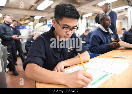 Mittelmeer (Jan. 19, 2017) - Personal Specialist 1. Klasse Jan Afrika, von Las Vegas aus, nimmt die Marine 2016 - breite Chief Petty Officer aufstieg Untersuchung an Bord der USS Donald Cook (DDG75), Jan. 19, 2017. Donald Cook, ein arleigh-burke Klasse geführte-missile Destroyer, Vorwärts - Rota, Spanien bereitgestellt werden, ist die Durchführung von naval Operations in den USA 6 Flotte Bereich der Maßnahmen zur Unterstützung der US-amerikanischen nationalen Sicherheitsinteressen in Europa und Afrika. Stockfoto