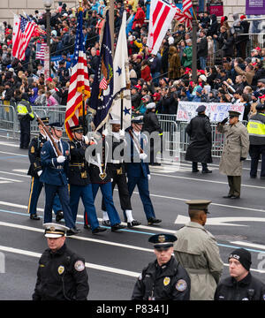 DC (Jan. 20, 2017) Die Streitkräfte Color Guard Märsche auf der Pennsylvania Avenue in Washington, D.C. zur Unterstützung der 58th Presidential Einweihung. Stockfoto