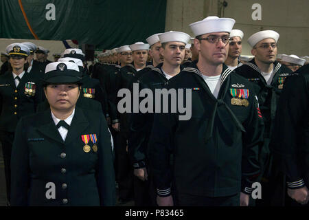 NEWPORT NEWS, Virginia (Feb. 3, 2017) Die letzte watchstanders der Flugzeugträger USS Enterprise (CVN 65), stand in der Ausbildung nach der zum letzten Mal im Enterprise Stilllegung Zeremonie entlastet wird. Enterprise wurde in Newport News Shipbuilding nach 55 Jahren der beauftragten Service stillgelegt. Enterprise eingesetzt 25 Mal während seiner operativen Karriere und ist der erste atomgetriebenen Flugzeugträger von der Marine stillgelegt. Stockfoto