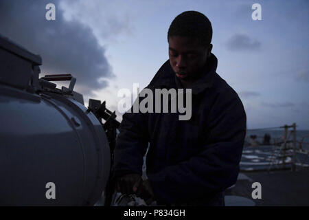 Mittelmeer (Feb. 18, 2017) - der Gunner Mate Kamal Carson, von Jacksonville, führt die Wartung der Surface Vessel torpedo Tube an Bord der USS Donald Cook (DDG75), Februar 18, 2017. Donald Cook, eine der Arleigh-Burke-Klasse geführte-missile Destroyer, Vorwärts - Rota, Spanien bereitgestellt werden, ist die Durchführung von naval Operations in den USA 6 Flotte Bereich der Maßnahmen zur Unterstützung der US-amerikanischen nationalen Sicherheitsinteressen in Europa und Afrika. Stockfoto