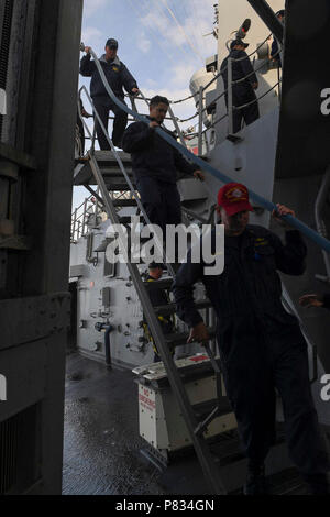 Mittelmeer (Feb. 18, 2017) - Matrosen an Bord der USS Donald Cook (DDG75) verleihen dem Schiff eine Süßwasser-Wash Down, Feb 18, 2017. Donald Cook, eine der Arleigh-Burke-Klasse geführte-missile Destroyer, Vorwärts - Rota, Spanien bereitgestellt werden, ist die Durchführung von naval Operations in den USA 6 Flotte Bereich der Maßnahmen zur Unterstützung der US-amerikanischen nationalen Sicherheitsinteressen in Europa und Afrika. Stockfoto