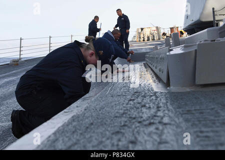 Mittelmeer (Feb. 18, 2017) - Matrosen an Bord der USS Donald Cook (DDG75) verleihen dem Schiff eine Süßwasser-Wash Down, Feb 18, 2017. Donald Cook, eine der Arleigh-Burke-Klasse geführte-missile Destroyer, Vorwärts - Rota, Spanien bereitgestellt werden, ist die Durchführung von naval Operations in den USA 6 Flotte Bereich der Maßnahmen zur Unterstützung der US-amerikanischen nationalen Sicherheitsinteressen in Europa und Afrika. Stockfoto