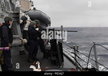 Atlantik (Feb. 22, 2017) - Matrosen an Bord der USS Donald Cook (DDG75) Feuer eine MK 38. 25 mm Maschinengewehr während einer Besatzung - Serviert Waffen live Brand, Feb 22, 2017. Donald Cook, eine der Arleigh-Burke-Klasse geführte-missile Destroyer, Vorwärts - Rota, Spanien bereitgestellt werden, ist die Durchführung von naval Operations in den USA 6 Flotte Bereich der Maßnahmen zur Unterstützung der US-amerikanischen nationalen Sicherheitsinteressen in Europa und Afrika. Stockfoto