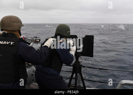 Atlantik (Feb. 22, 2017) - Matrosen an Bord der USS Donald Cook (DDG75) Brand einer M240 Maschinengewehr während einer Besatzung - Serviert Waffen live Brand, Feb 22, 2017. Donald Cook, eine der Arleigh-Burke-Klasse geführte-missile Destroyer, Vorwärts - Rota, Spanien bereitgestellt werden, ist die Durchführung von naval Operations in den USA 6 Flotte Bereich der Maßnahmen zur Unterstützung der US-amerikanischen nationalen Sicherheitsinteressen in Europa und Afrika. Stockfoto
